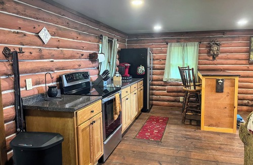 Scottsburg Cabin | Lake View with 7 Acres near Skiing