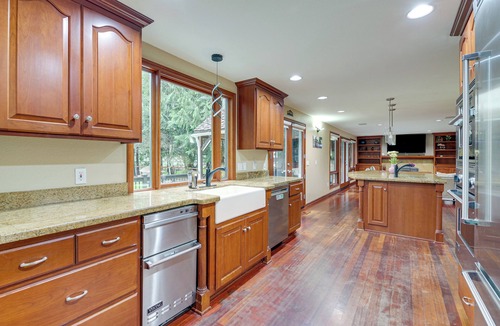 Leota House | Lake-View Woodinville Retreat w/Hot Tub + Theater