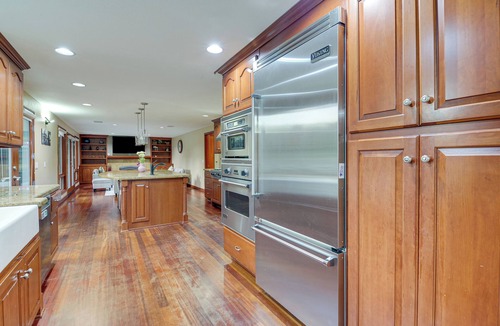 Leota House | Lake-View Woodinville Retreat w/Hot Tub + Theater