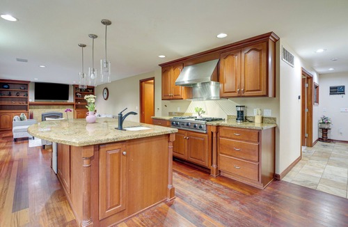 Leota House | Lake-View Woodinville Retreat w/Hot Tub + Theater