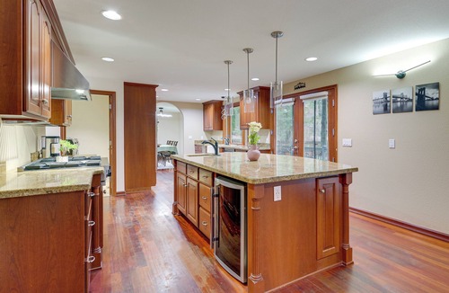 Leota House | Lake-View Woodinville Retreat w/Hot Tub + Theater