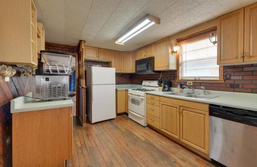 Fort Gaines House | Lake Views and Dock Access Georgetown Group Getaway