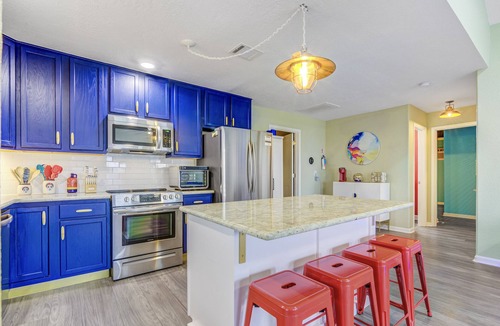 Clear Lake Shores House | Lake views at the Lakeside Lounge in Kemah