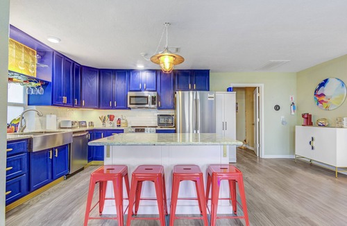 Clear Lake Shores House | Lake views at the Lakeside Lounge in Kemah