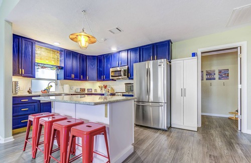 Clear Lake Shores House | Lake views at the Lakeside Lounge in Kemah