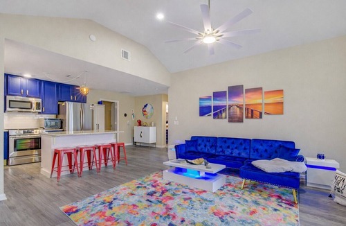 Clear Lake Shores House | Lake views at the Lakeside Lounge in Kemah