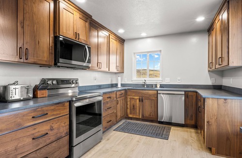 Garden City House | Lake views! City Park pickleball, fishing, amphitheater. City center walkable.