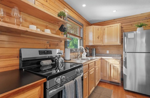 Branson Cabin | Lake Views! Cozy Cabin, Hot Tub, Kayaks, and Pool!