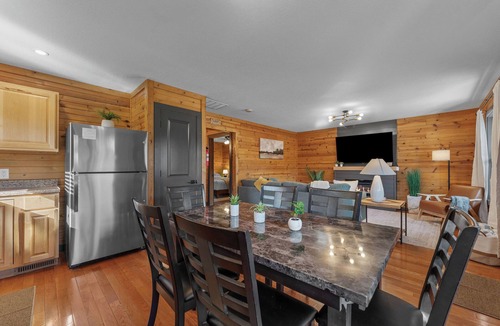 Branson Cabin | Lake Views! Cozy Cabin, Hot Tub, Kayaks, and Pool!