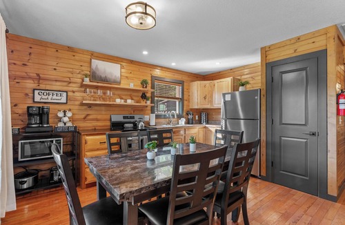 Branson Cabin | Lake Views! Cozy Cabin, Hot Tub, Kayaks, and Pool!
