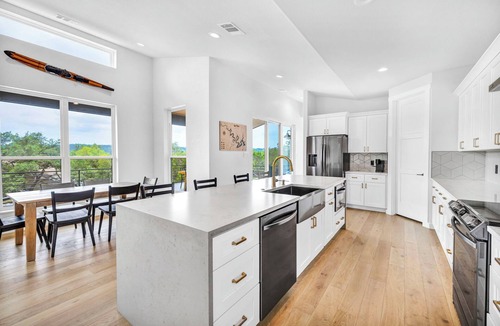 Point Venture House | Lake Views Huge Deck Entertainer’s Dream in Point Venture
