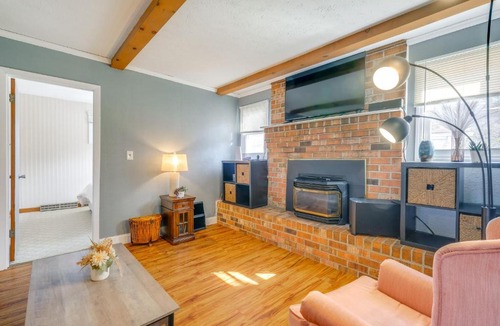 Ingles House | Lake Views & Private Dock: Radford Retreat!