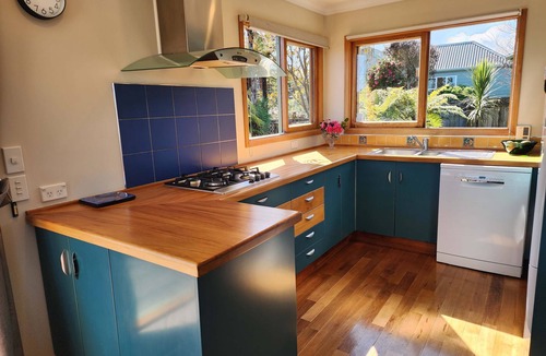 Hilltop House | Lake Views, Secluded & Central