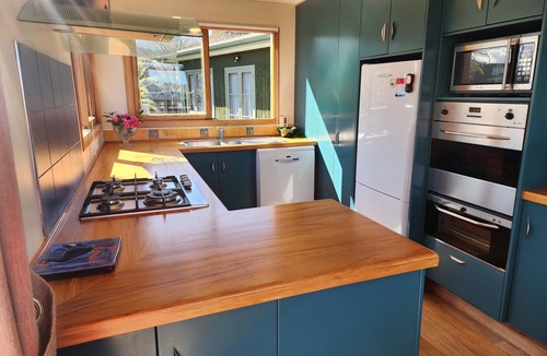 Hilltop House | Lake Views, Secluded & Central