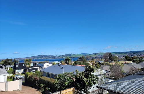 Hilltop House | Lake Views, Secluded & Central