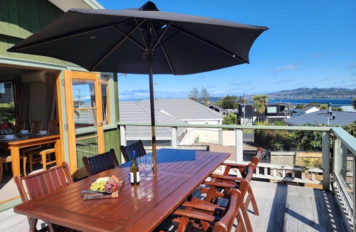 Hilltop House | Lake Views, Secluded & Central