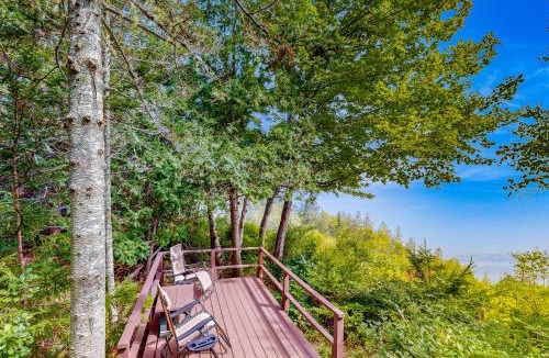 Northport House | Lake Views! Small Group Getaway in Northport