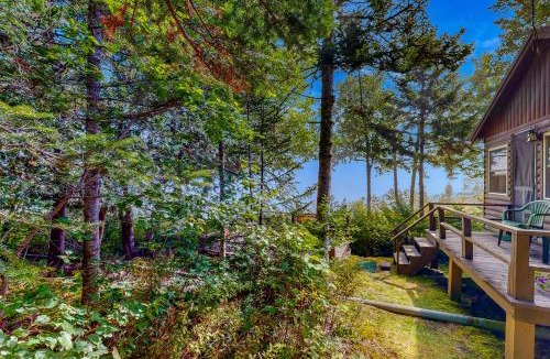 Northport House | Lake Views! Small Group Getaway in Northport