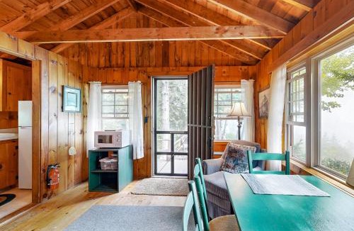 Northport House | Lake Views! Small Group Getaway in Northport