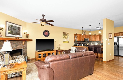 Lutsen House | Lake views throughout. Next to golf, hiking, biking trails and winery.