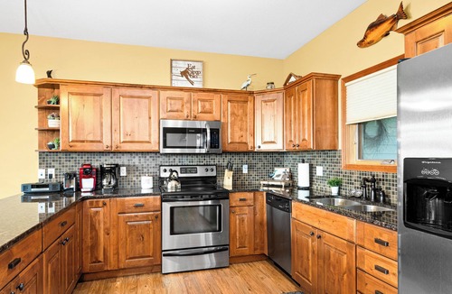 Lutsen House | Lake views throughout. Next to golf, hiking, biking trails and winery.