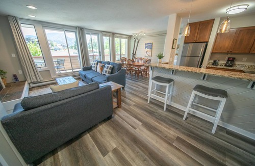 Lakeside Village Condo | Lake Views, Upscale Condo with Pool/Hot Tub