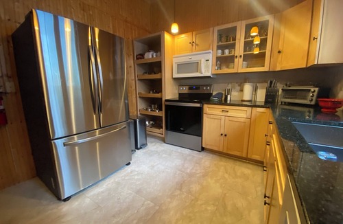 Malletts Bay Cabin | Lake Views with Beach Access