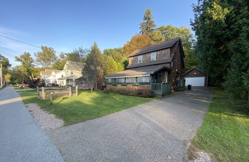 Malletts Bay Cabin | Lake Views with Beach Access
