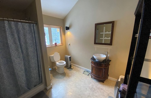 Malletts Bay Cabin | Lake Views with Beach Access