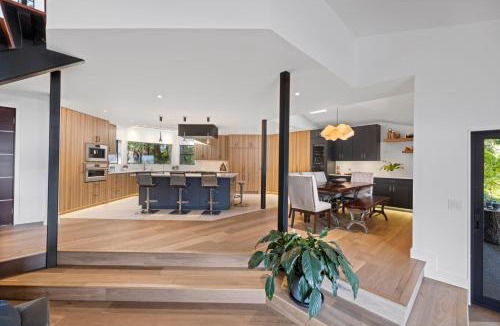 Bellingham House | Lake Whatcom Beachfront Villa