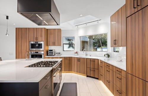 Bellingham House | Lake Whatcom Beachfront Villa