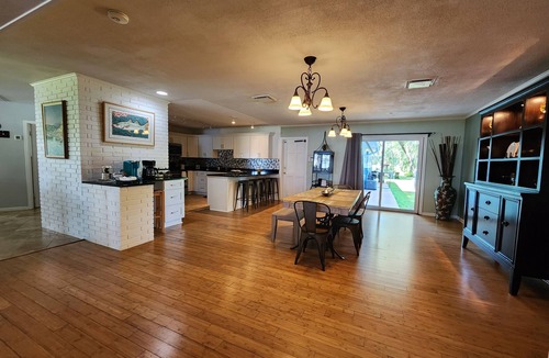 Auburndale House | Lake Whistler Beach House with lakefront pool