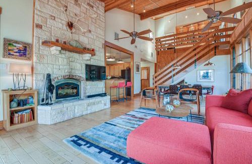 Morgan House | Lake Whitney Cabin w/Hot Tub & Fire Pit!