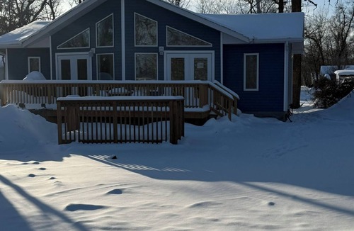Dunnottar Cabin | Lake Winnipeg Retreat in Matlock, MB