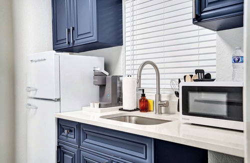 Lake Worth Apartment | Lake Worth Studio with Kitchenette & Shared Yard