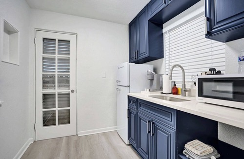 Lake Worth Apartment | Lake Worth Studio with Kitchenette & Shared Yard