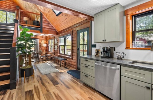 Oakland House | LakeAccess 4BR DeckSlide OD Movies HotTub Kayaks