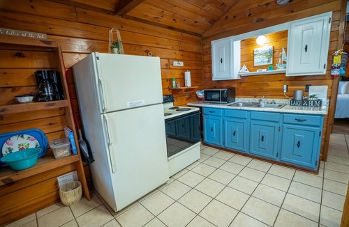 Eddyville Cabin | Lakebank Cabin - Log cabins sleep 7 - (1Q, 1F/1T, 2T) | full kitchen, living/dining, 1 bath.