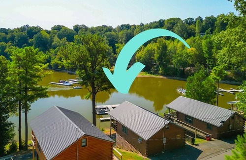 Eddyville Cabin | Lakebank Cabin - Log cabins sleep 7 - (1Q, 1F/1T, 2T) | full kitchen, living/dining, 1 bath.