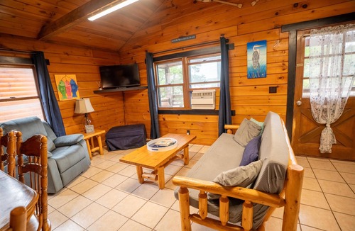 Eddyville Cabin | Lakebank Cabin - Log cabins sleep 7 - (1Q, 1F/1T, 2T) | full kitchen, living/dining, 1 bath.