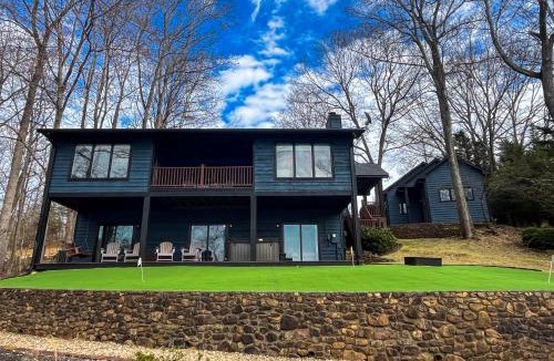 Moneta House | LakeDaze