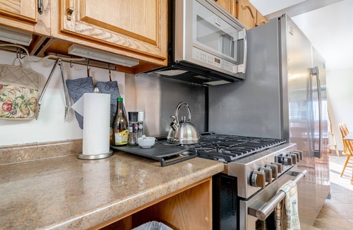 Ruthven Cottage | LakeErie Private Beach Cottage 8KM from Point Pelee