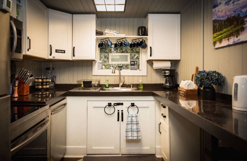 Martinsville House | Lakefont-Nestled in Nirvana
