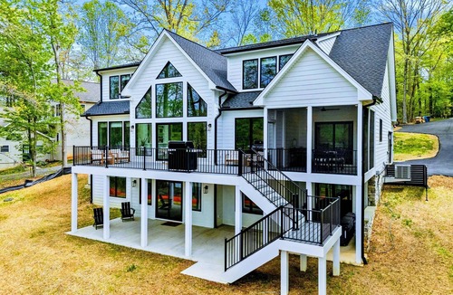 Livingston House | Lakefront Lake Anna 5 Suites, Dock, Hot Tub