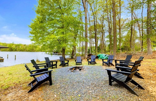 Livingston House | Lakefront Lake Anna 5 Suites, Dock, Hot Tub