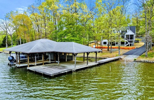 Livingston House | Lakefront Lake Anna 5 Suites, Dock, Hot Tub