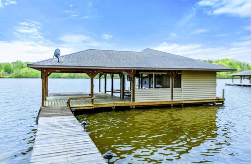 Livingston House | Lakefront Lake Anna 5 Suites, Dock, Hot Tub