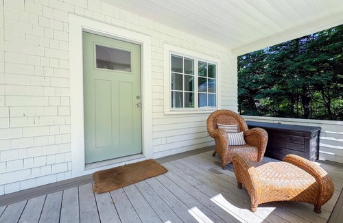 Prides Crossing Cottage | Lakefront 2 Bed/3 bath + Extra Bed off of living room