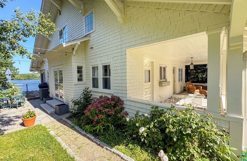 Prides Crossing Cottage | Lakefront 2 Bed/3 bath + Extra Bed off of living room