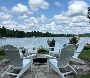 Lake House | Lakefront 2 Saunas, Firepit, Kayaks, Dock & Boat